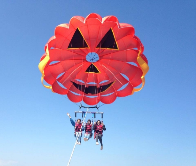 tres personas en un paracaidas parascending